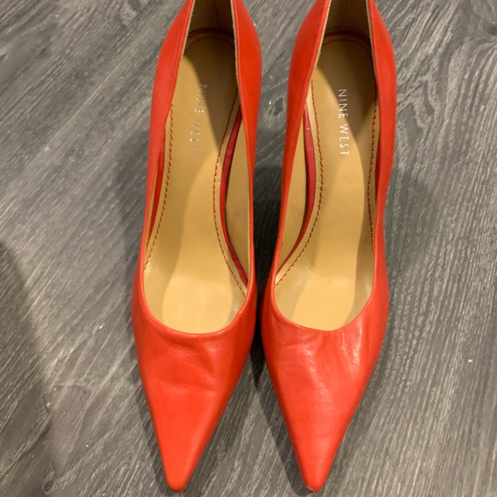 Gorgeous Nine West pumps